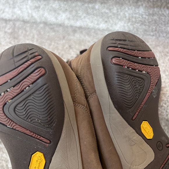 Dansko Cynthia Suede Shearling Lined Waterproof Boots in Brown. EUC. 39. - Picture 10 of 15